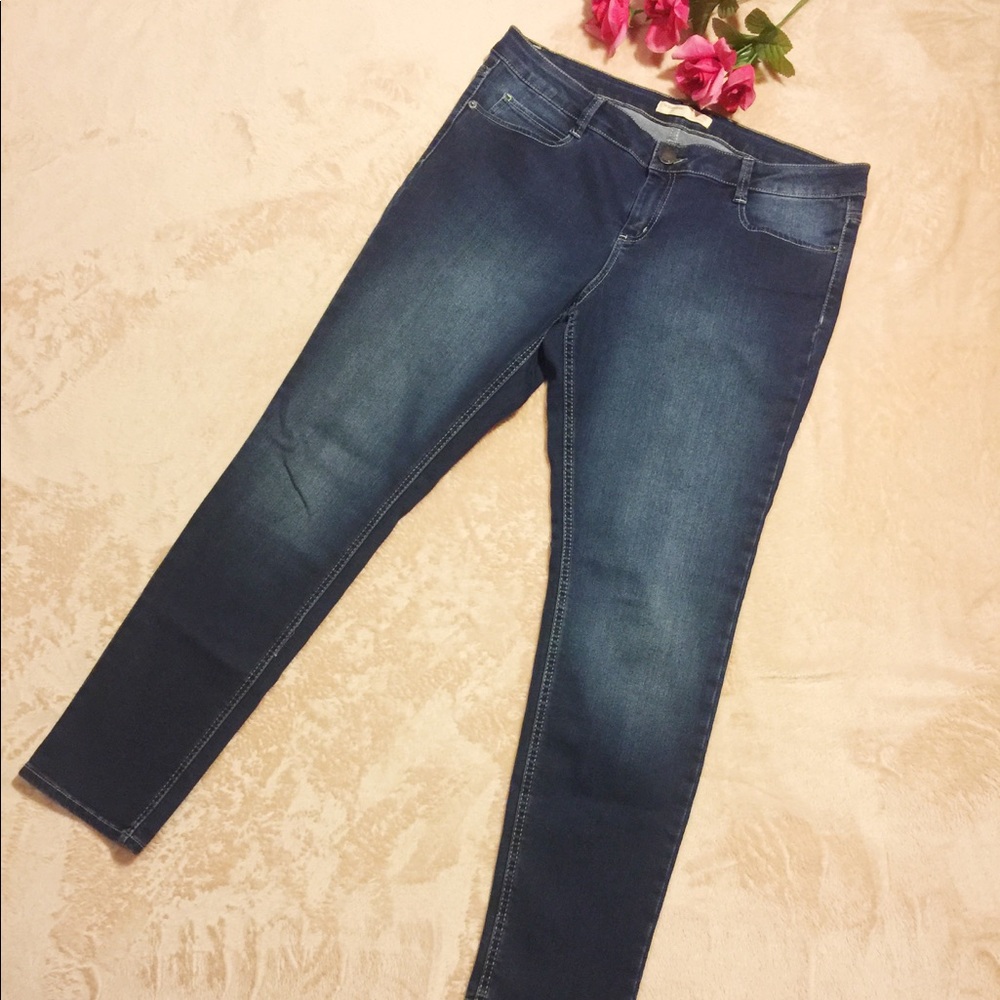 NWOT No Boundaries Stretchy Jeans