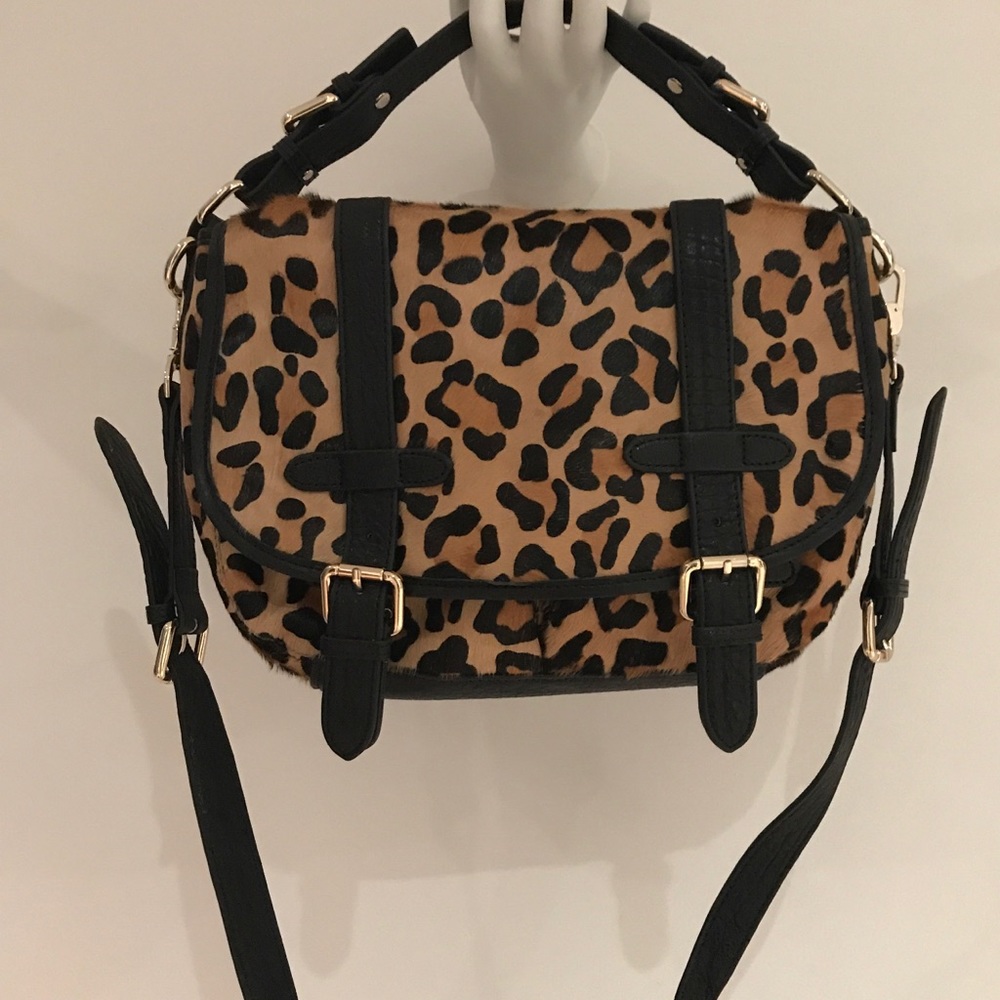 NWT DESIGNER DIRECT!! Charles David new leopard Haircalf messenger bag.