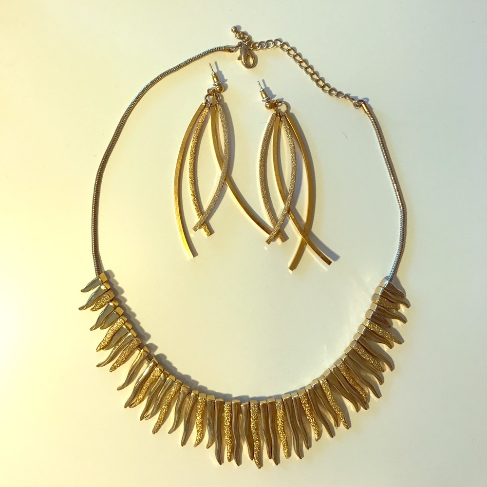 Set of necklace, earnings and ring in gold