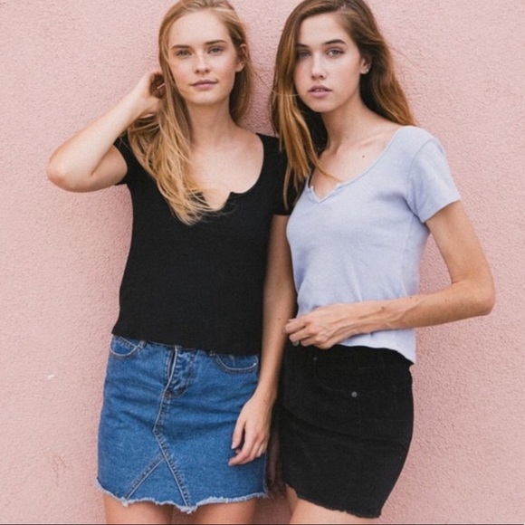 BRANDY MELVILLE MONET TOP - Picture 2 of 3