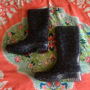 TOMS black and white rain boots, size 8