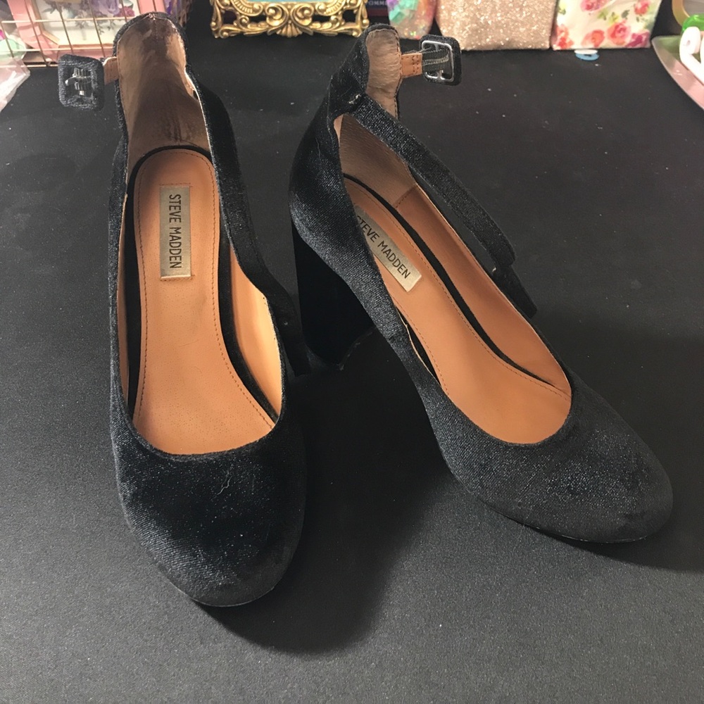 Black velvet Steve Madden block heel pumps
