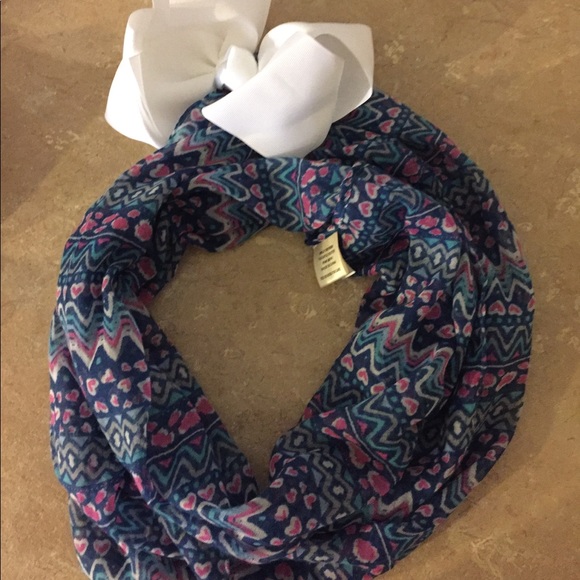 Little girls scarf and bow - Picture 1 of 1