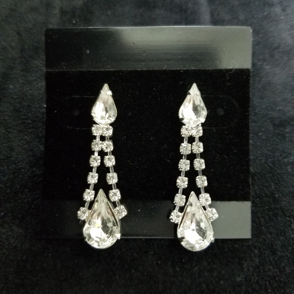 Great Bridesmaid Gifts With Elegant Earrings