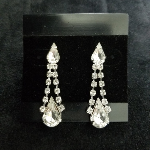 Great Bridesmaid Gifts With Elegant Earrings - Picture 1 of 3