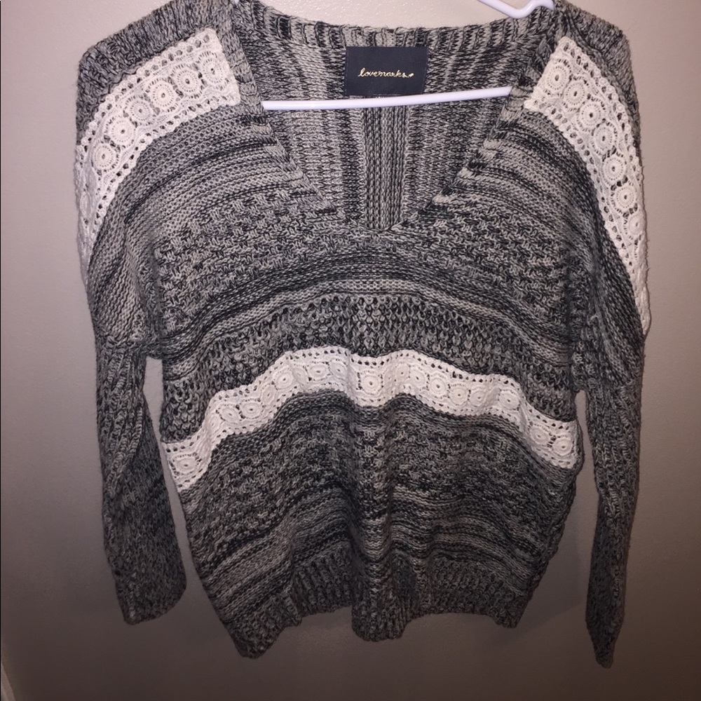 COMFY BLACK AND WHITE SWEATER