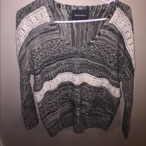 COMFY BLACK AND WHITE SWEATER