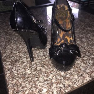Black pumps. Great for a special occasion!!
