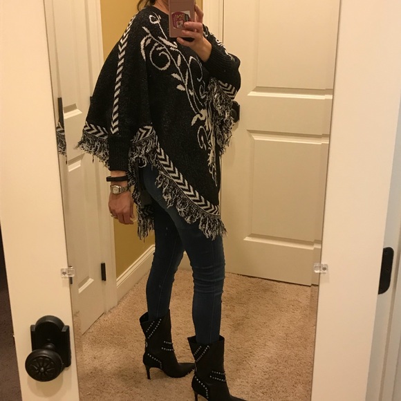 5⭐️rated Black and white unique poncho cape - Picture 4 of 8