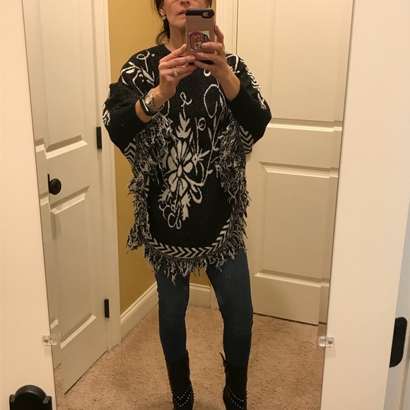 5⭐️rated Black and white unique poncho cape - Picture 5 of 8