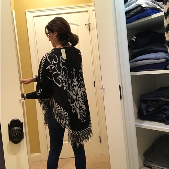 5⭐️rated Black and white unique poncho cape - Picture 6 of 8