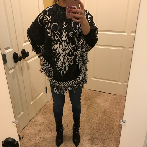 5⭐️rated Black and white unique poncho cape - Picture 2 of 8