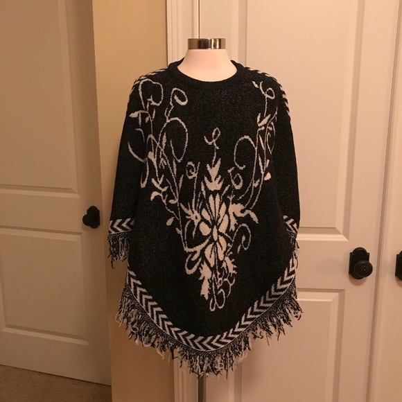 5⭐️rated Black and white unique poncho cape - Picture 3 of 8