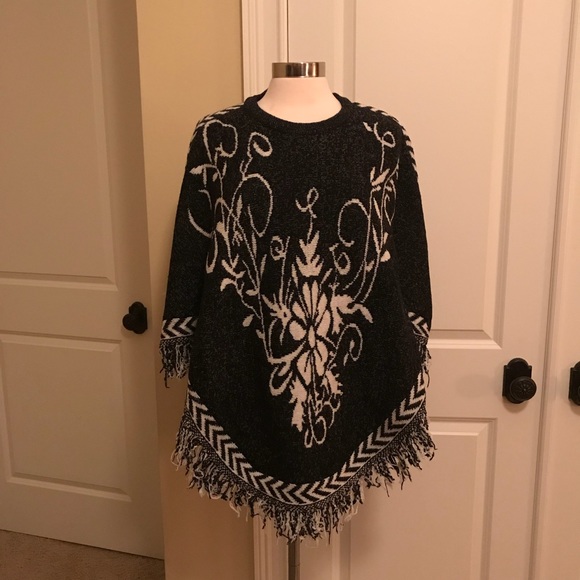 5⭐️rated Black and white unique poncho cape - Picture 7 of 8