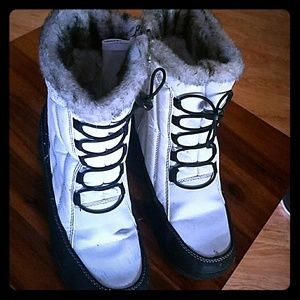 Women's white Totes snow boots