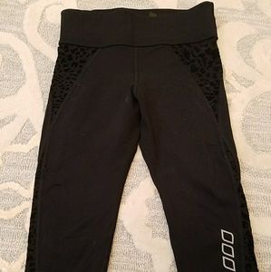 Limited edition Lorna Jane  leopard accent XS