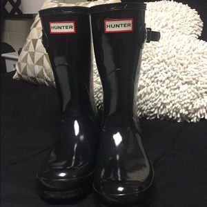 Short black hunter boots