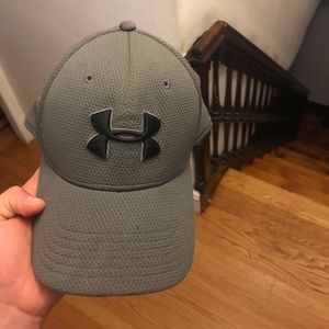 Under armor hat : Medium/ Large