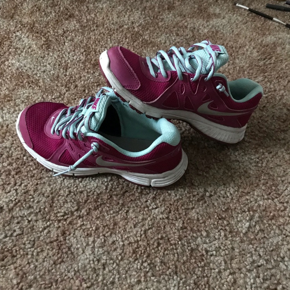Women’s Nike shoes size 6