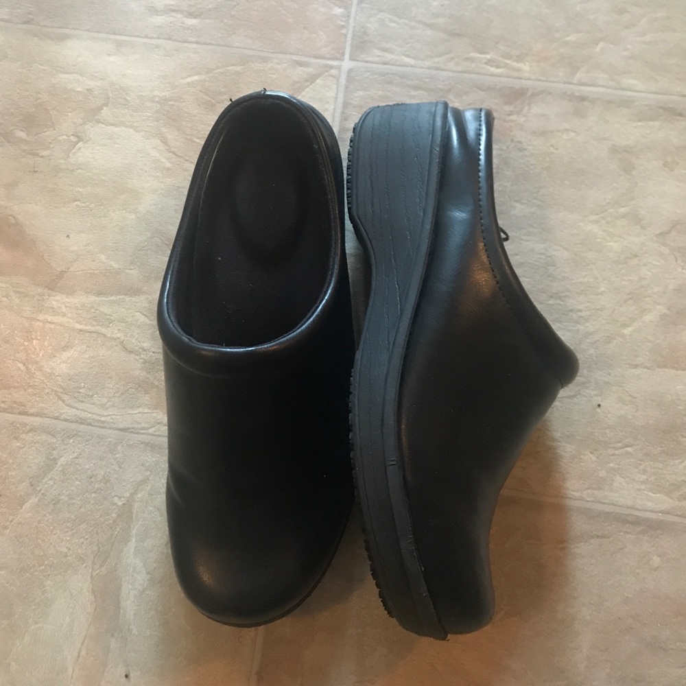 LAST CHANCE: SafeTstep Slip resistant clogs