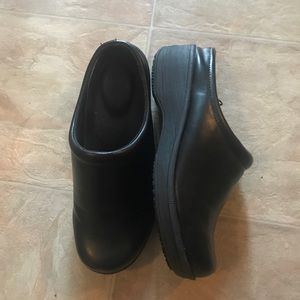 LAST CHANCE: SafeTstep Slip resistant clogs