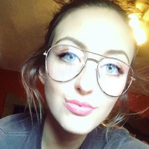 Meet your Posher, Larissa