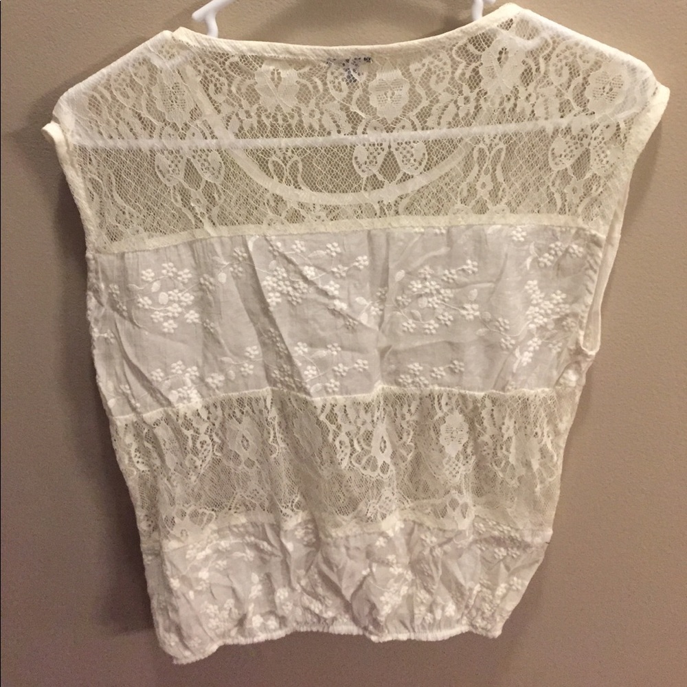 LACE SLEEVELESS TOP - Picture 2 of 3