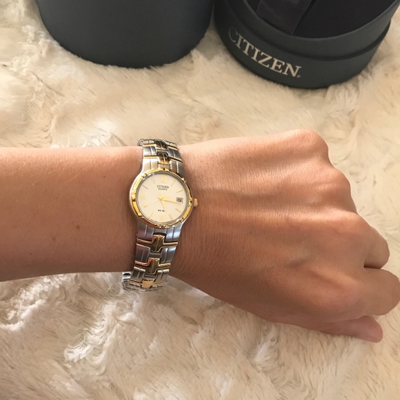 🎉Price ⬇️🎉Woman’s Silver/Gold Tone Citizen Watch - Picture 2 of 4