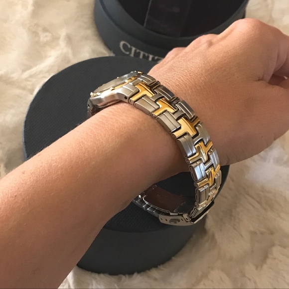 🎉Price ⬇️🎉Woman’s Silver/Gold Tone Citizen Watch - Picture 4 of 4
