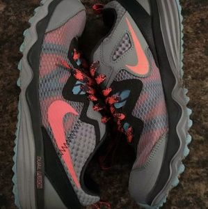 Nike dual fusion sneakers