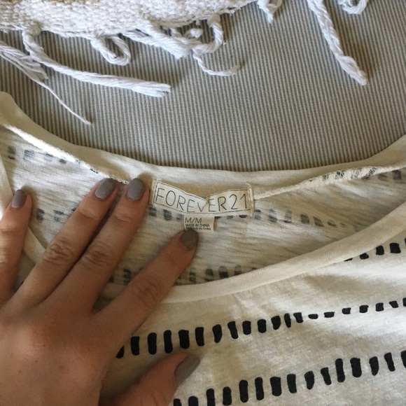 F21 patterned crop top. - Picture 2 of 2