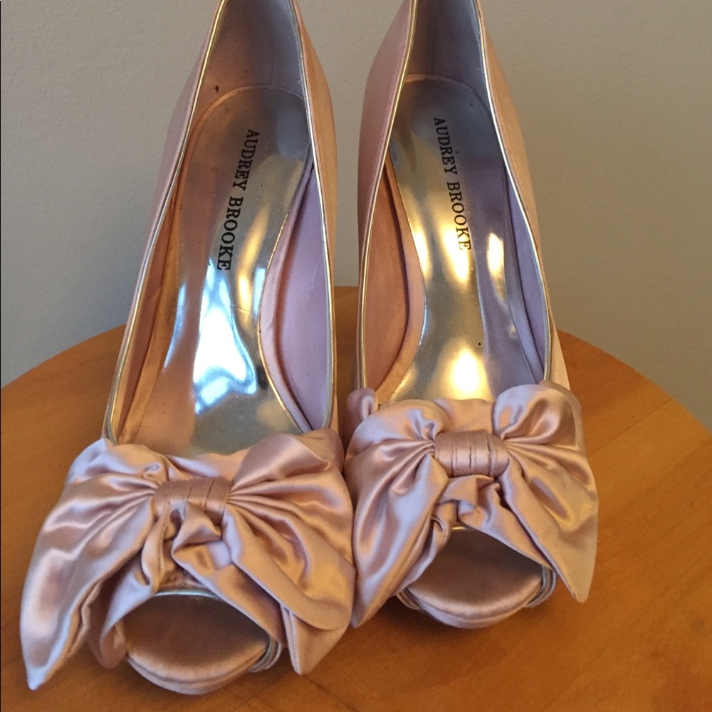 Audrey Brooke Peep Toe Heels Size 8.5 Bow Detail