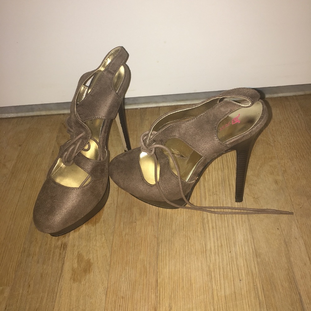 Size 8 Heels - Picture 2 of 4