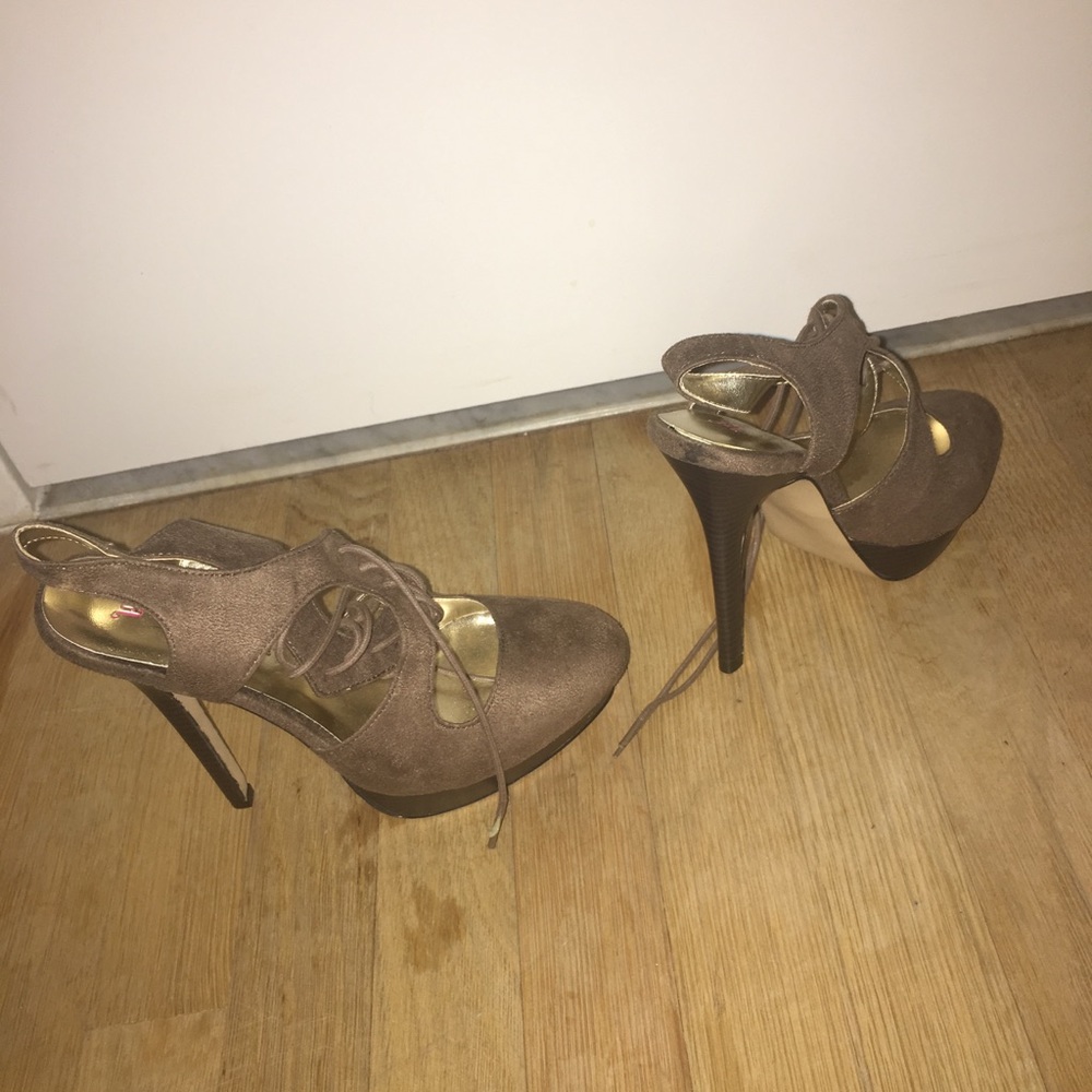 Size 8 Heels - Picture 3 of 4