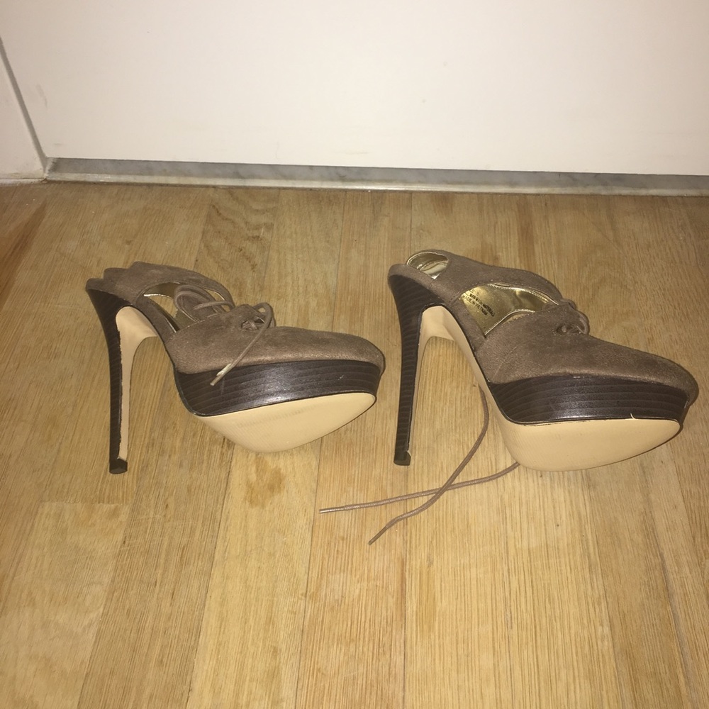 Size 8 Heels - Picture 4 of 4
