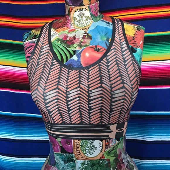 UA Chevron Abstract Sports Bra - Picture 2 of 4