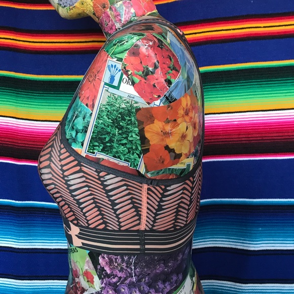 UA Chevron Abstract Sports Bra - Picture 3 of 4