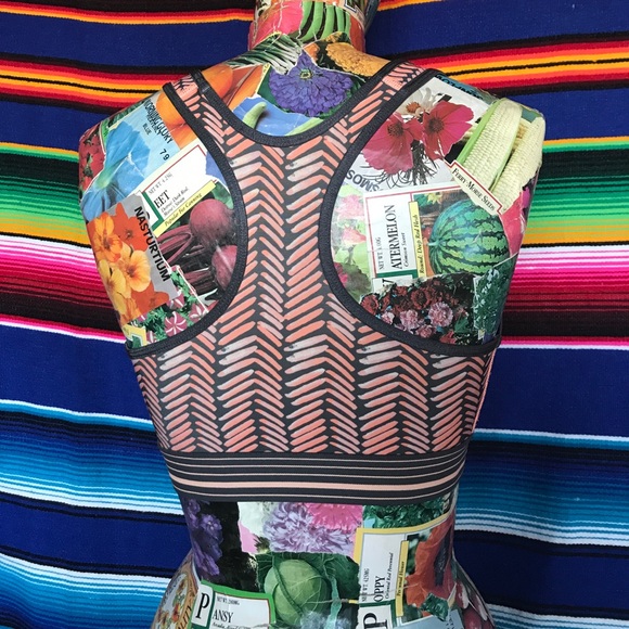 UA Chevron Abstract Sports Bra - Picture 4 of 4