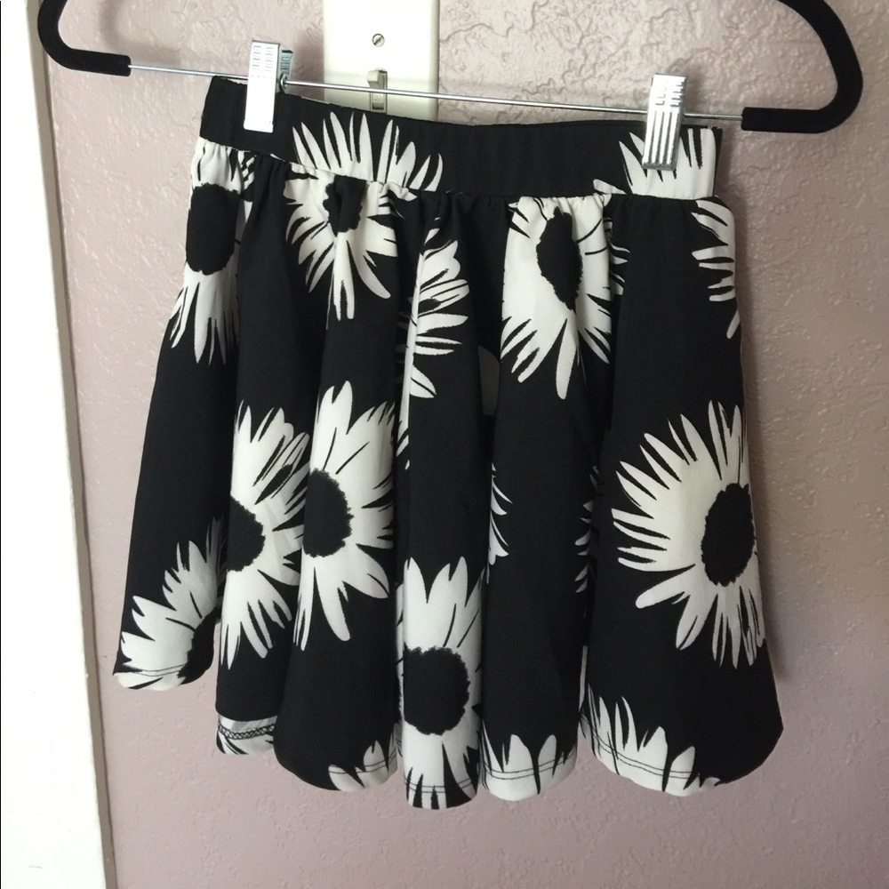 Cute Miss Behave Skirt Medium/Large Floral B&W