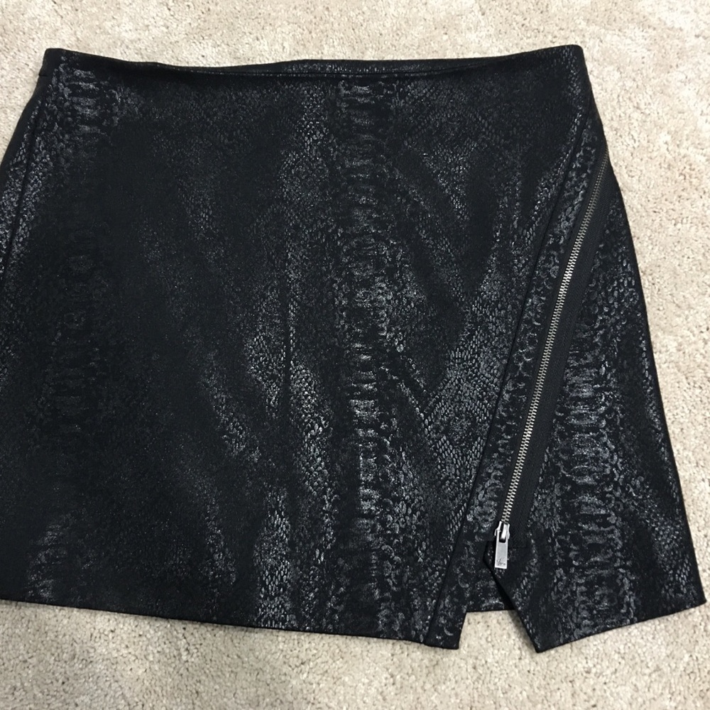 Women skirt by Vince Camuto