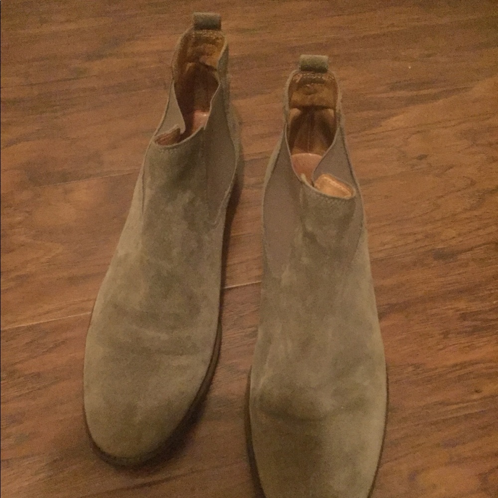 A pair of shoes