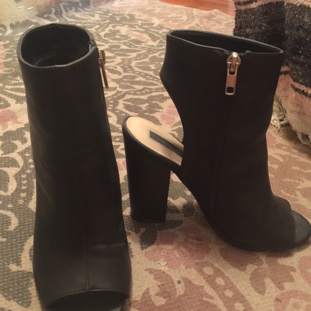 Black peep toe Forever 21 booties