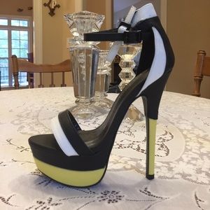 Sky high paper fox stilettos black yellow Size 6