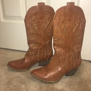 Very Volatile Brand cowboy boots. Size 9.