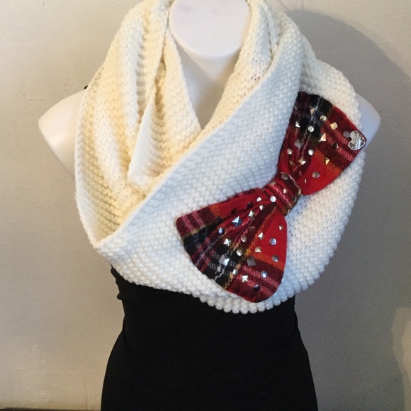 Betsey Johnson cable knit scarf with red bow - Picture 2 of 4