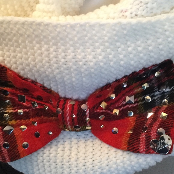 Betsey Johnson cable knit scarf with red bow - Picture 3 of 4