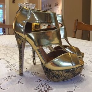 Shoe Dazzle Gold heels size 8