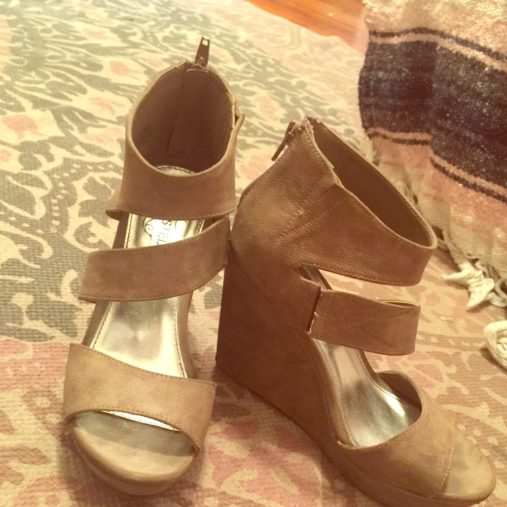 Cute open toed taupe wedges!