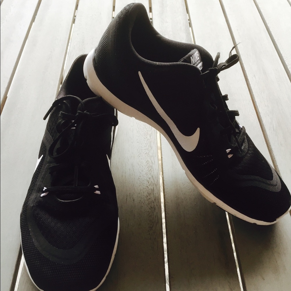 Women's Nike Flex Trainer 6 in Black & White