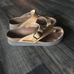 Mespisto Helen slides in Sand